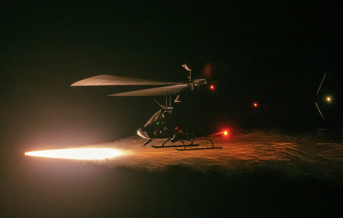 陸軍「神鷹操演」，OH-58D直升機夜間實射「地獄火」飛彈。 圖：第四作戰區提供