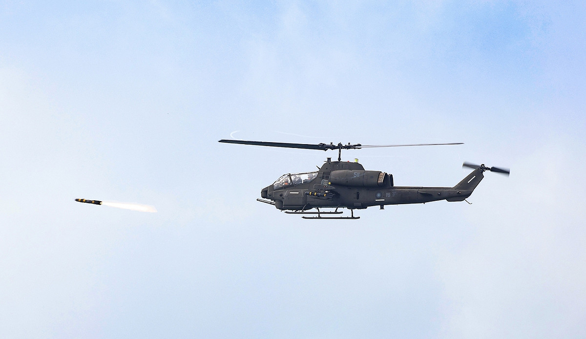陸軍「神鷹操演」，AH-1W直升機發射「地獄火」飛彈。 圖：第四作戰區提供