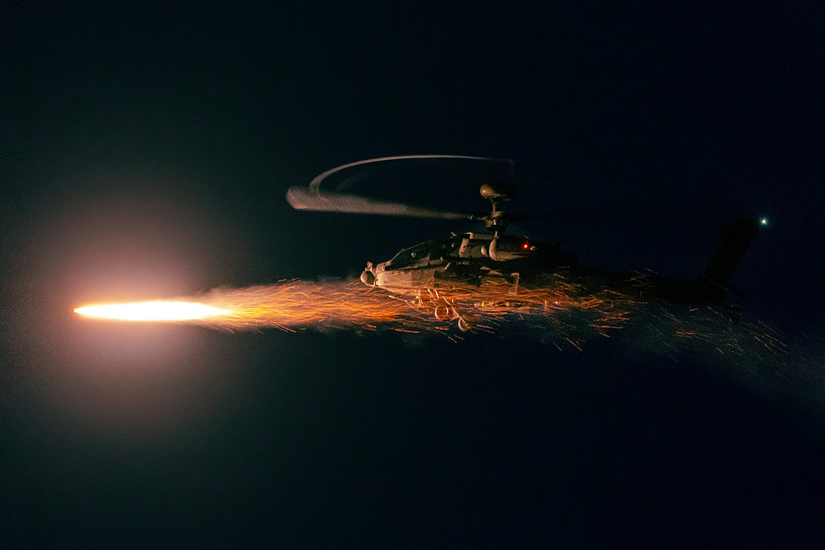 陸軍「神鷹操演」，AH-64E直升機實射「地獄火」飛彈。 圖：第四作戰區/提供