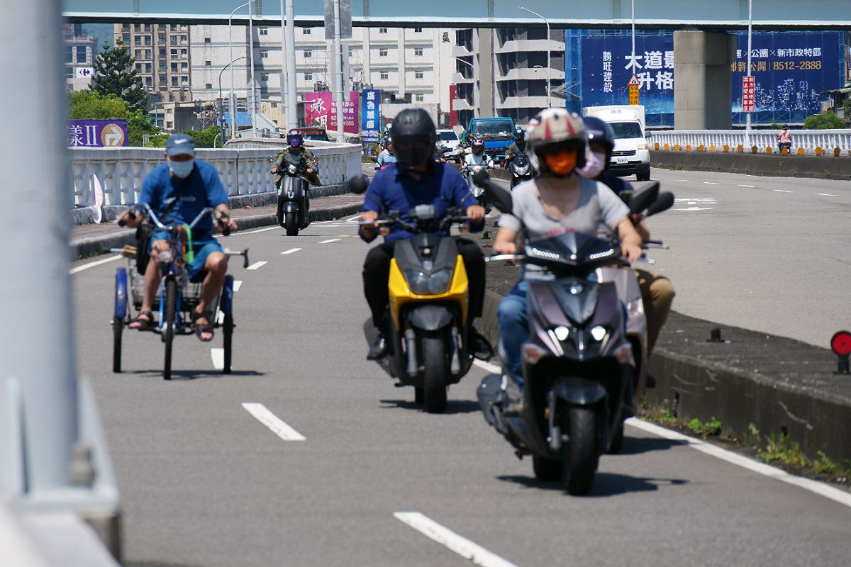中央流行疫情指揮中心今(19)日公布放寬口罩限制，即日起騎機車、腳踏車與於空曠處從事戶外工作者等3類人能夠免戴口罩。(機車騎士示意圖) 圖：新北市政府交通局／提供