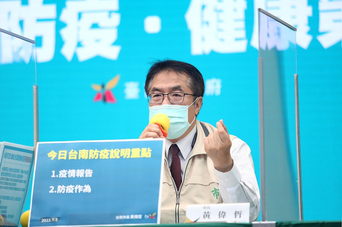 台南市長黃偉哲遭控向靈骨搭業者索取「疏通費」1千萬元，7日藉疫情記者會回應：選舉惡意抹黑，提告捍衛清白。 圖：台南市政府提供