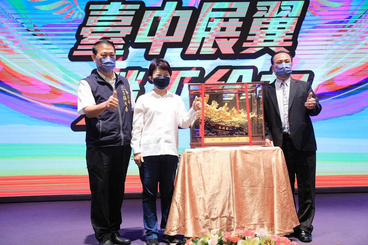台中市長盧秀燕祝賀台中直轄市總工會理事長花錦忠當選台灣總工會第28屆理事長。 台中市政府/提供