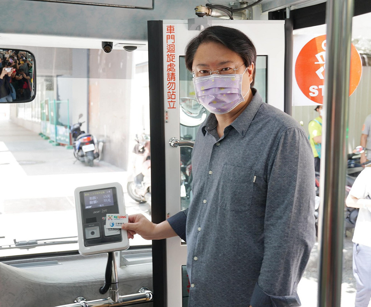 基隆市長林右昌推動市政、改造基隆市成績有目共睹，日前基隆市公車開始實施上下車刷卡，他還親自示範。確診消息傳出，引起許多市民關切。 圖：翻攝自林右昌臉書