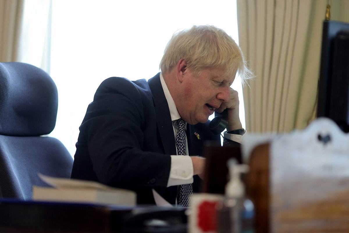 英國首相強生面臨下台命運，稍早仍與烏克蘭總統通電話。 圖：翻攝自強生推特