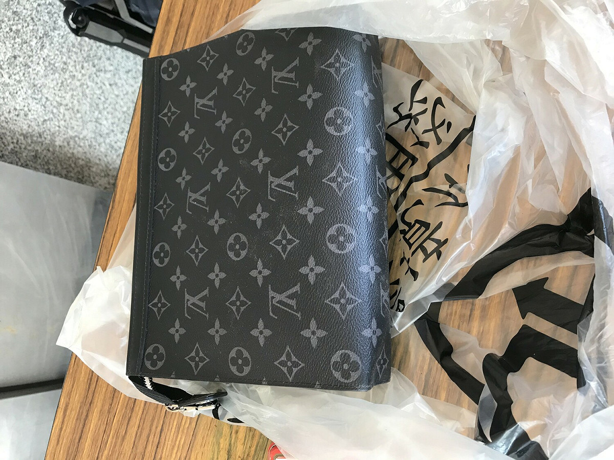 三重區隊員陳家筠將值勤時拾獲的皮包送交派出所備案。