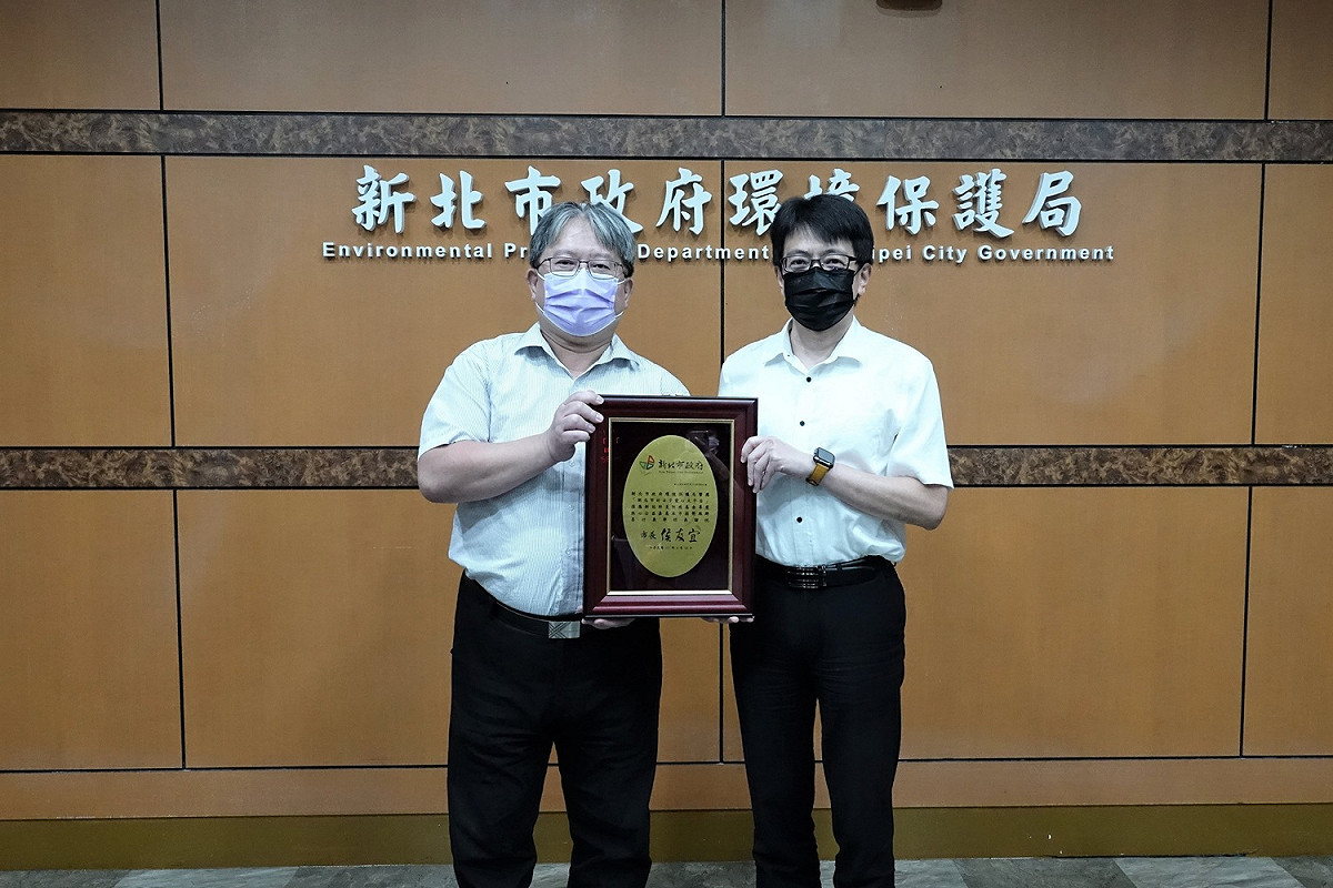 無法退還民眾的紅包環保局已全數捐贈予「新北市好日子愛心大平台」，獲頒感謝狀，由政風室主任紀鴻鑫代表獻獎。