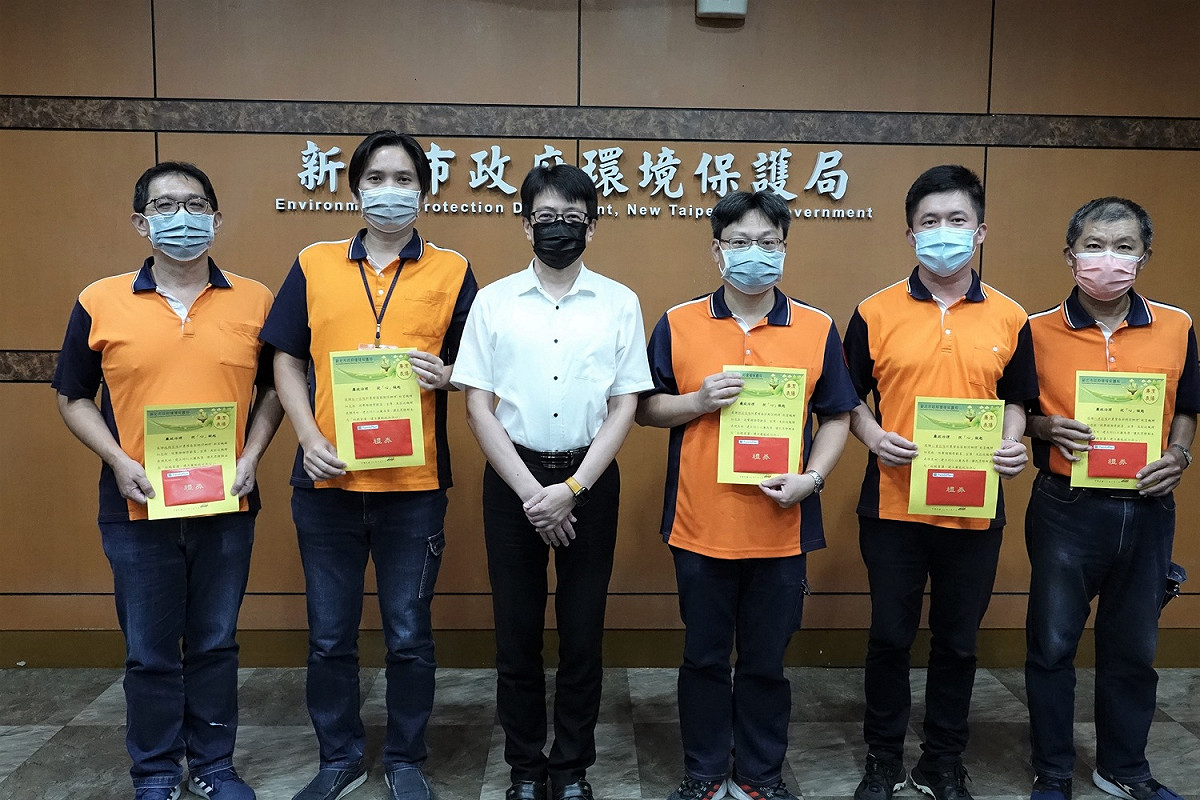程大維表揚清潔隊拒收餽贈，由5位清潔隊長代表受獎。