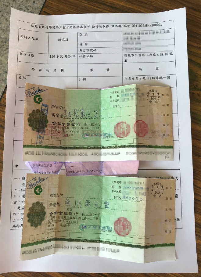 隊員將值勤時拾獲的皮包送交派出所備案，警方清點內含物品。