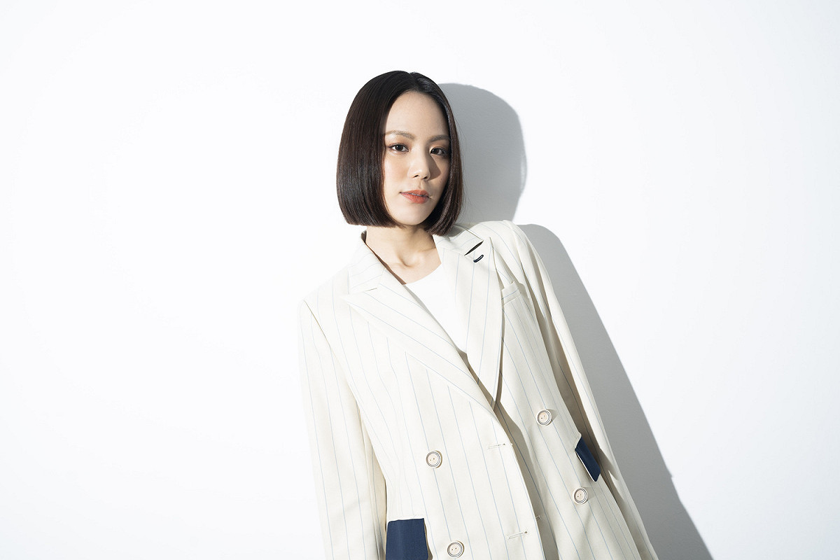 曾以單曲「糖衣」入圍第 11 屆金音創作獎「最佳節奏藍調歌曲獎」的薛詒丹，把輕鬆歡快的民謠旋律為基底打造爵士編曲