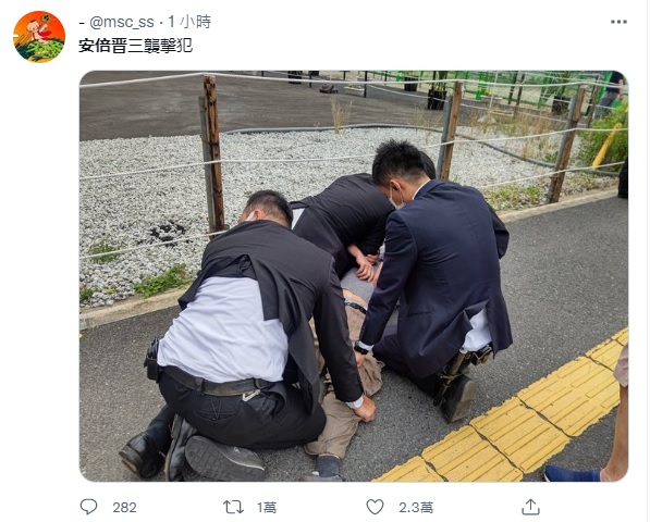槍擊安倍的歹徒遭壓制畫面曝光。 圖：翻攝自推特