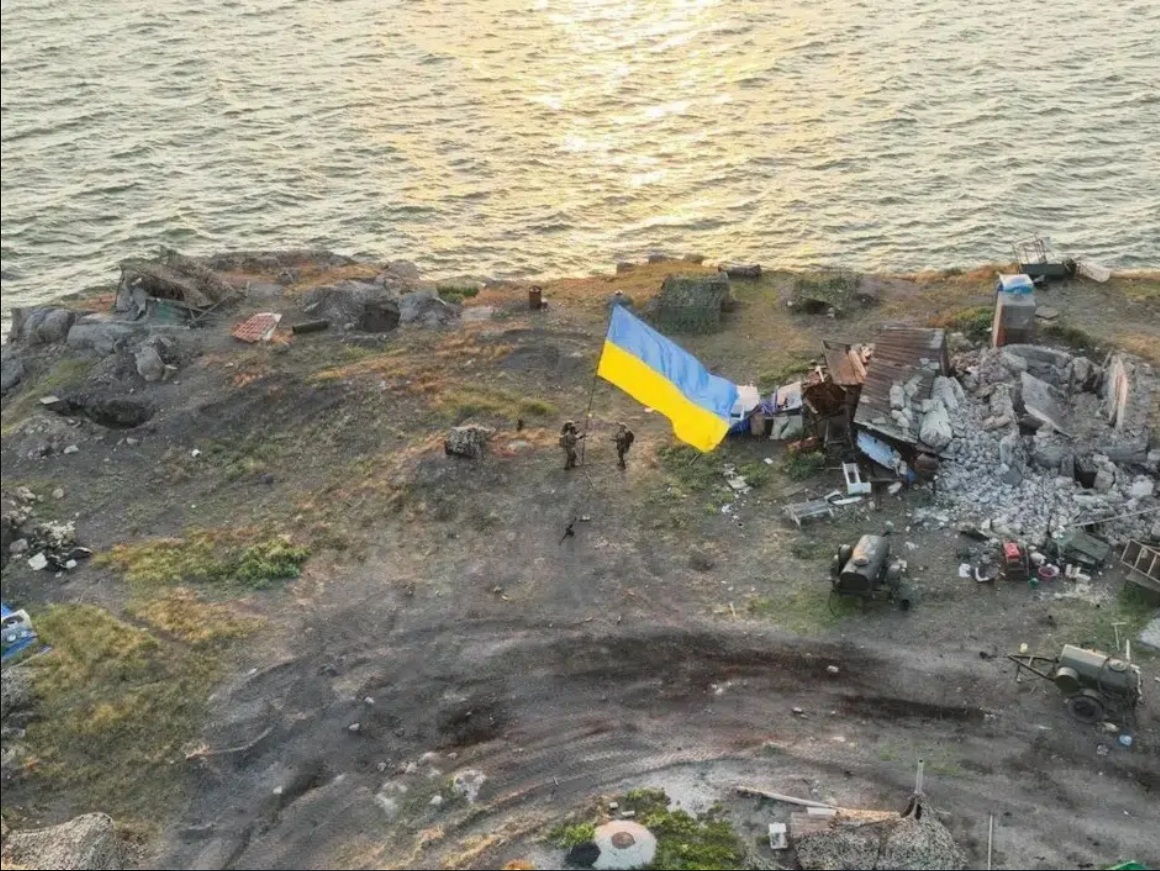 7月7日，烏克蘭國旗飄揚在蛇島上空。 圖：翻攝Defence of Ukraine
