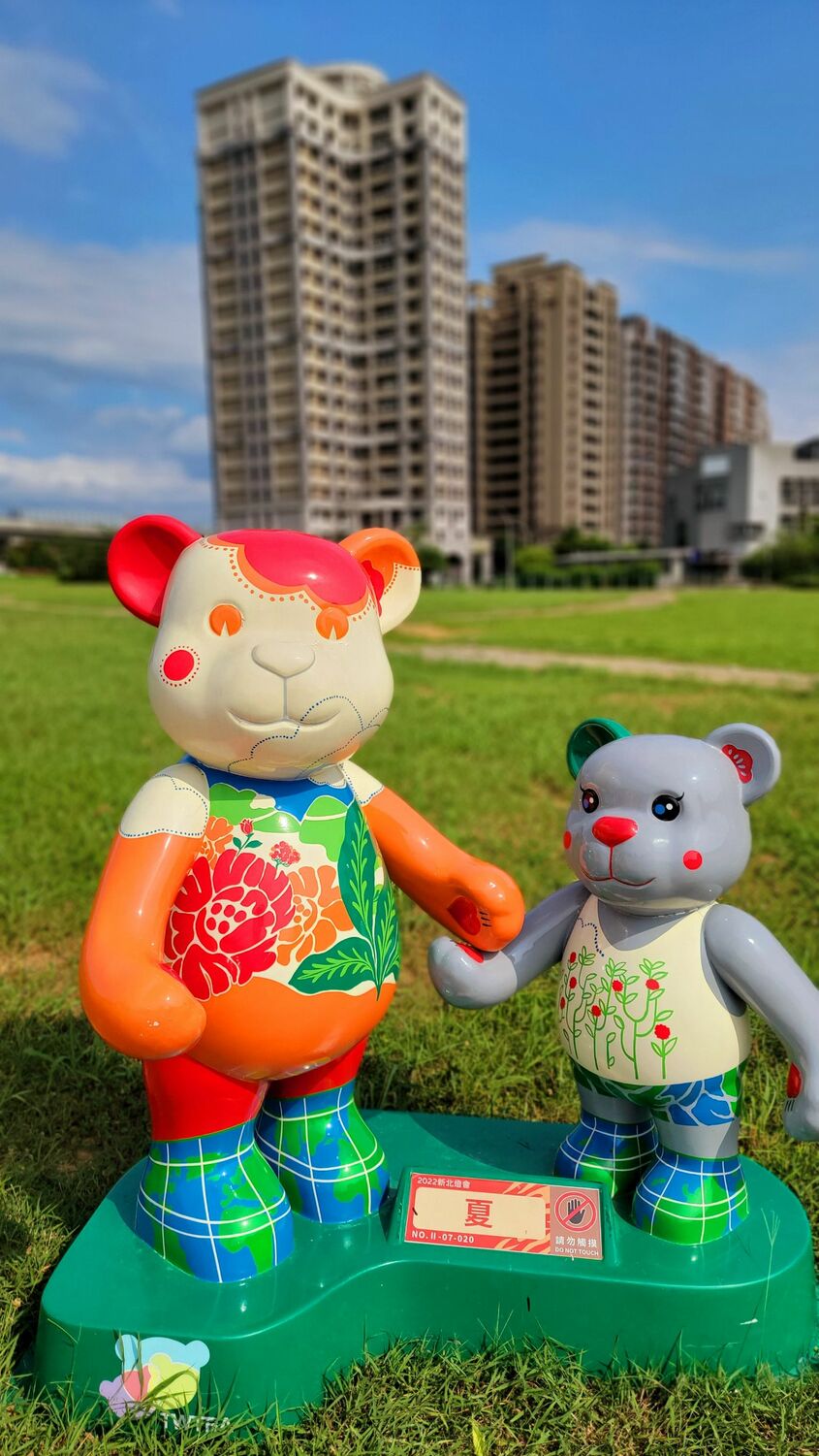 夏季親子熊（高170公分）。