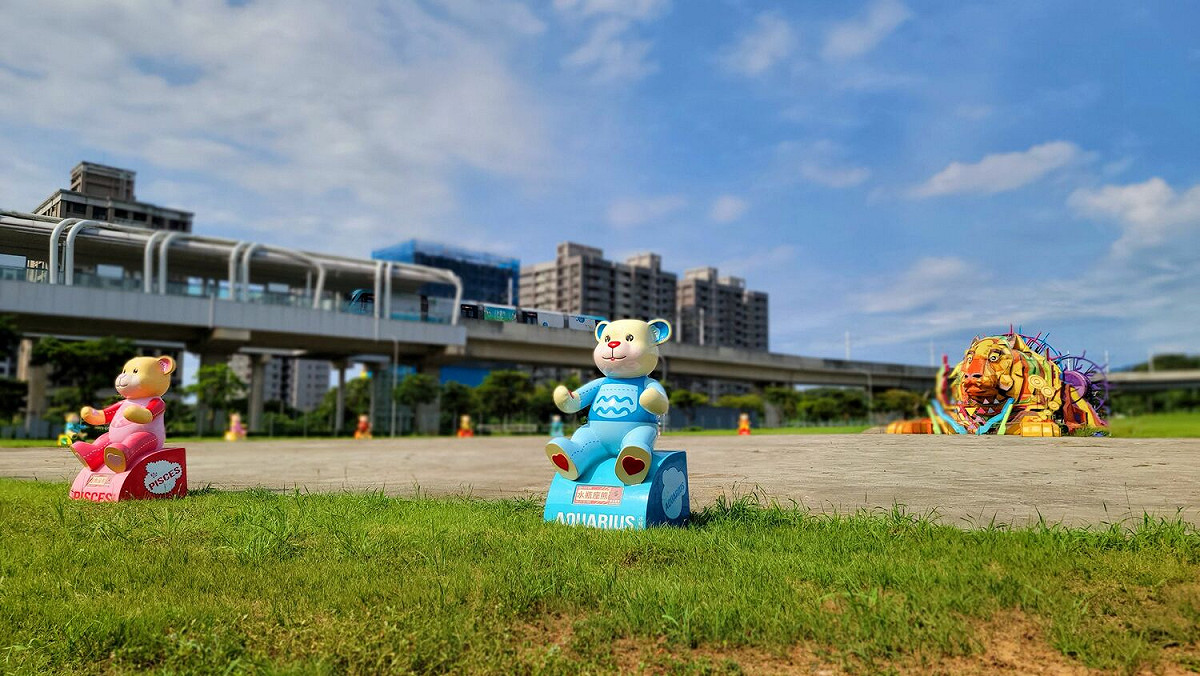 平安熊虎展（背景為淡海輕軌列車）。