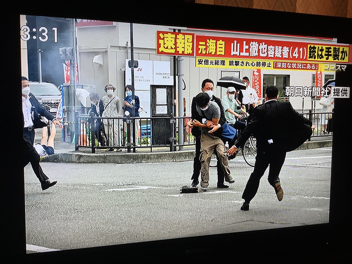 開槍襲擊安倍晉三凶嫌山上徹也遭逮捕過程。 圖：翻攝自TBS電視節目