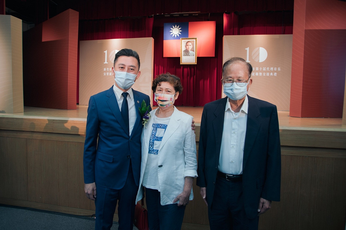 新竹市長林智堅與父母合影。 圖：新竹市政府提供