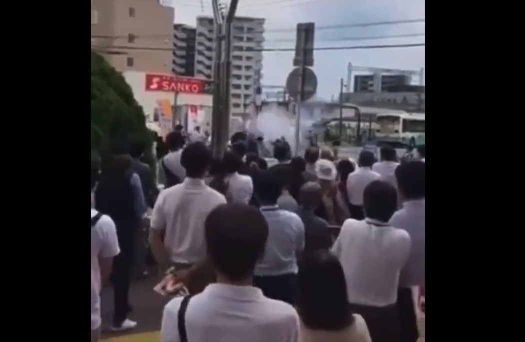 槍手在安倍背後近距離掏槍，居然沒有任何人發現，甚至開第二槍後才被制伏。 圖：翻攝自推特