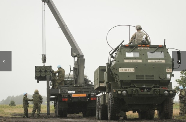 日本自衛隊觀察美軍安裝火箭。 圖 : 翻攝自US Army