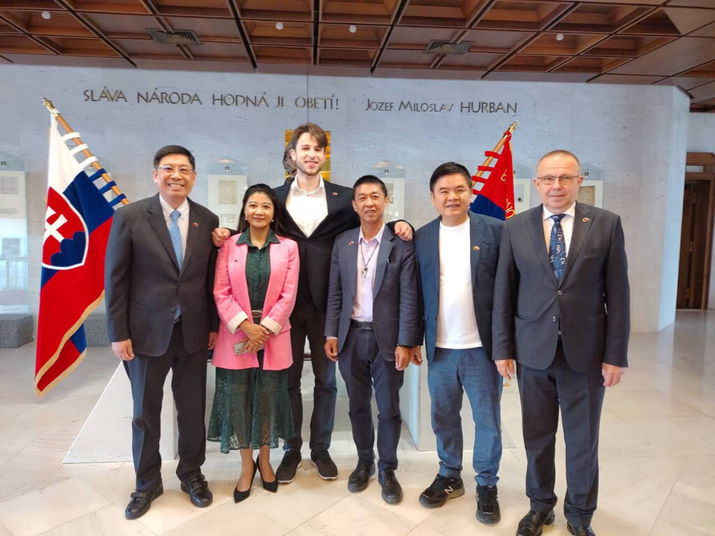 立法院「台灣—斯洛伐克國會聯誼會」會長許智傑（右3）等立委參觀斯洛伐克國會，受到副議長勞倫契克（Milan Laurenčík）（右1）歡迎。 （資料照） 圖/駐斯洛伐克代表處提供