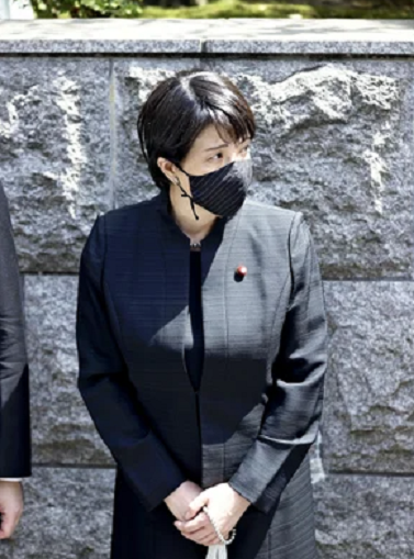 安倍晉三生前力挺的自民黨議員高市早苗身著黑衣，前往安倍的東京官邸致意。 圖：翻攝自推特近衛太呂丸 @tarotwo