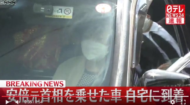 與靈車一同返回東京的安倍昭惠面色憔悴。 圖：截自推特 日テレNEWS @news24ntv