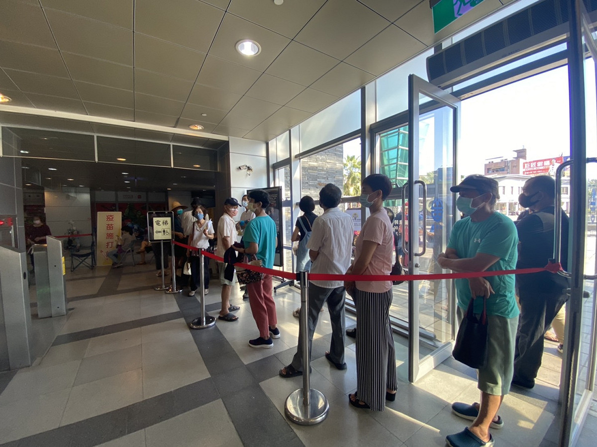 屏東民眾排隊打Novavax疫苗。 圖：屏東縣政府提供