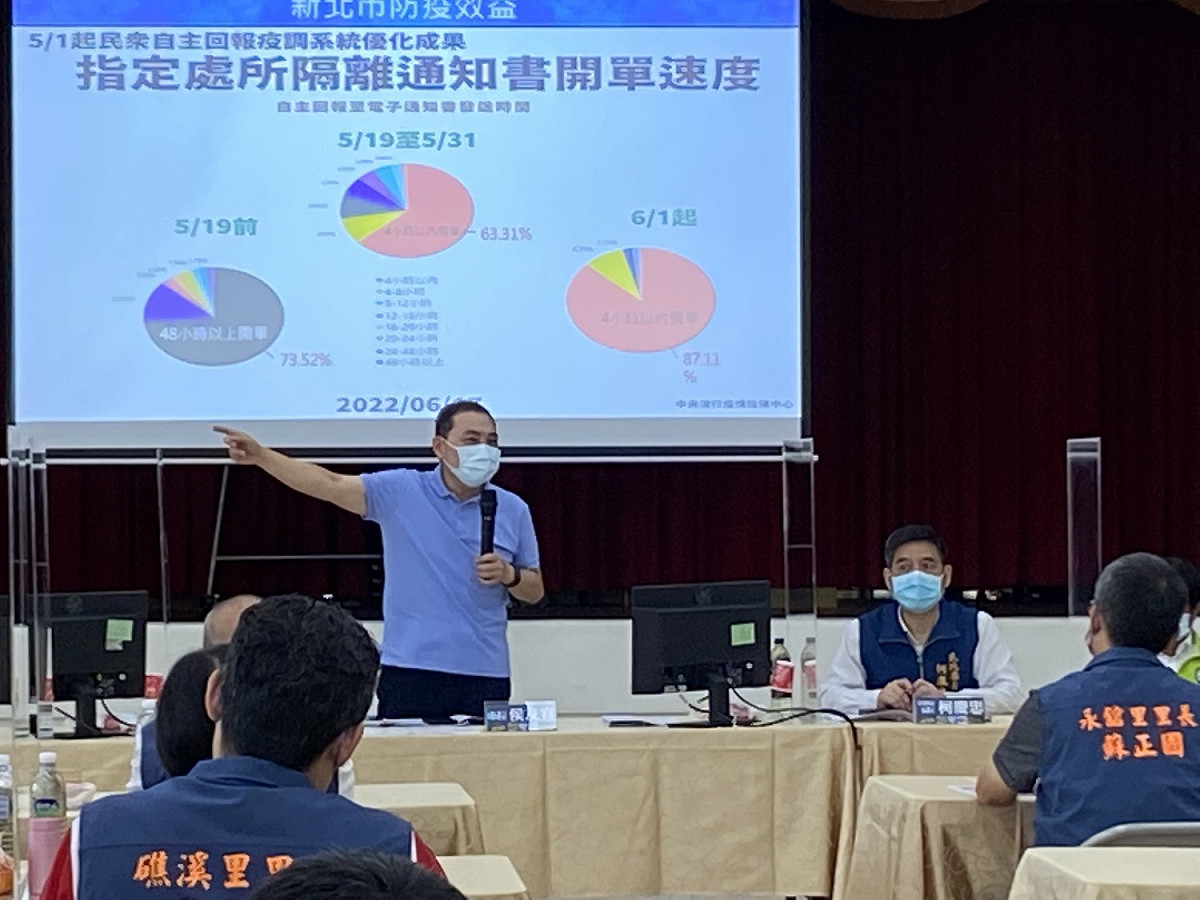 新北市長侯友宜今（9）天上午率民政局長柯慶忠（右）等市府團隊，至三峽區公所說明市政建設情形。 圖：新北市民政局提供