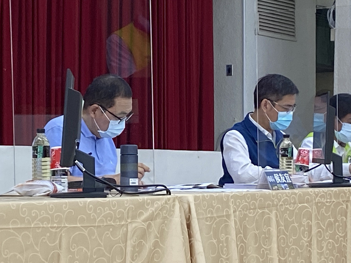 新北市長侯友宜率民政局長柯慶忠（右）等市府團隊，在三峽區公所聽取地方意見。 圖：新北市民政局提供