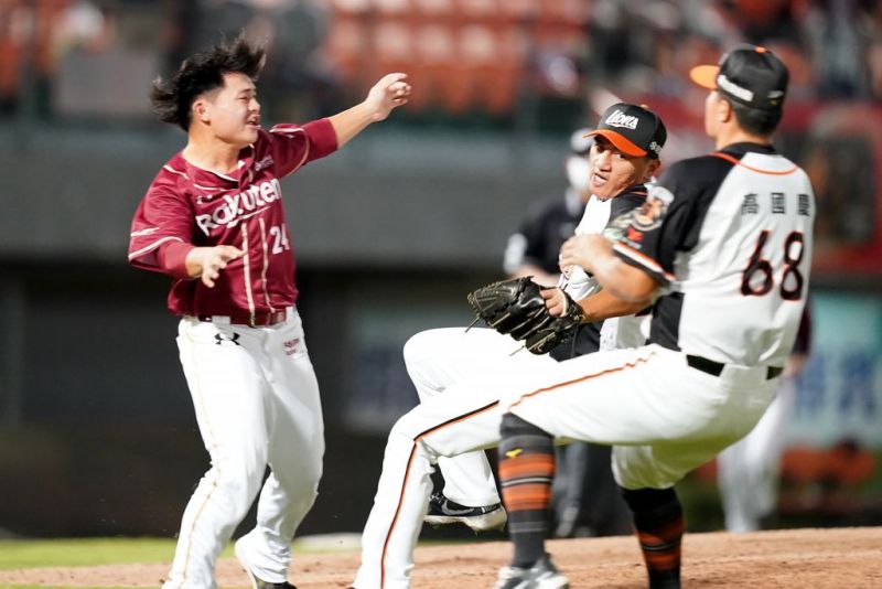 蔡鎮宇衝撞劉予承。 圖：統一獅提供
