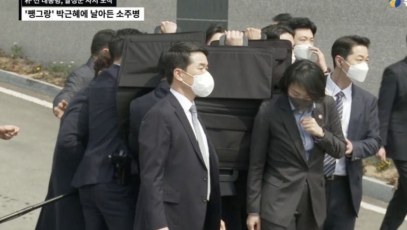 南韓前總統朴槿惠出院受訪時也遭到攻擊，不過身邊隨扈全部蜂擁而至，組成鐵桶陣保護她。 圖：擷自안다TV ANDATV YT