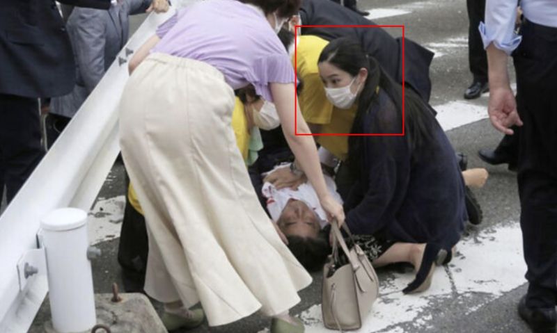 日本前首相安倍晉三8日上午遭槍擊身亡，身邊女隨扈「石田萌美」也在場，引發討論。 圖：達志影像/美聯社