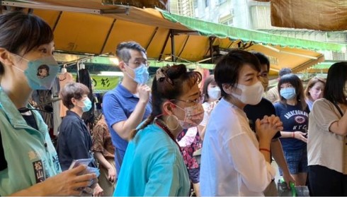 台北市副市長黃珊珊今（9）天前往福德市場視察，民眾黨發言人、松山信義區議員參選人楊寶楨也陪同在旁。 圖：擷自楊寶禎IG (@baozhenyang)