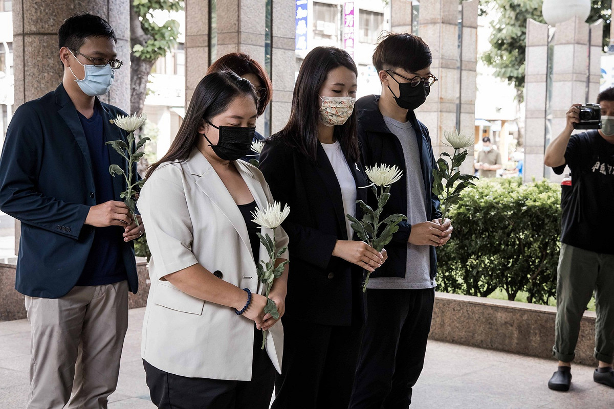 台灣基進代表至台日交流協會高雄事務所前獻花。 圖：台灣基進提供