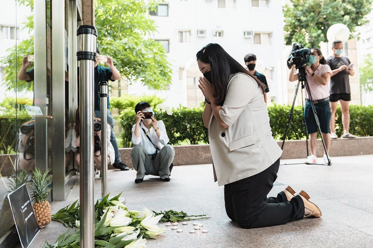 基進市議員參選人向安倍遺像行跪拜禮。 圖：台灣基進提供