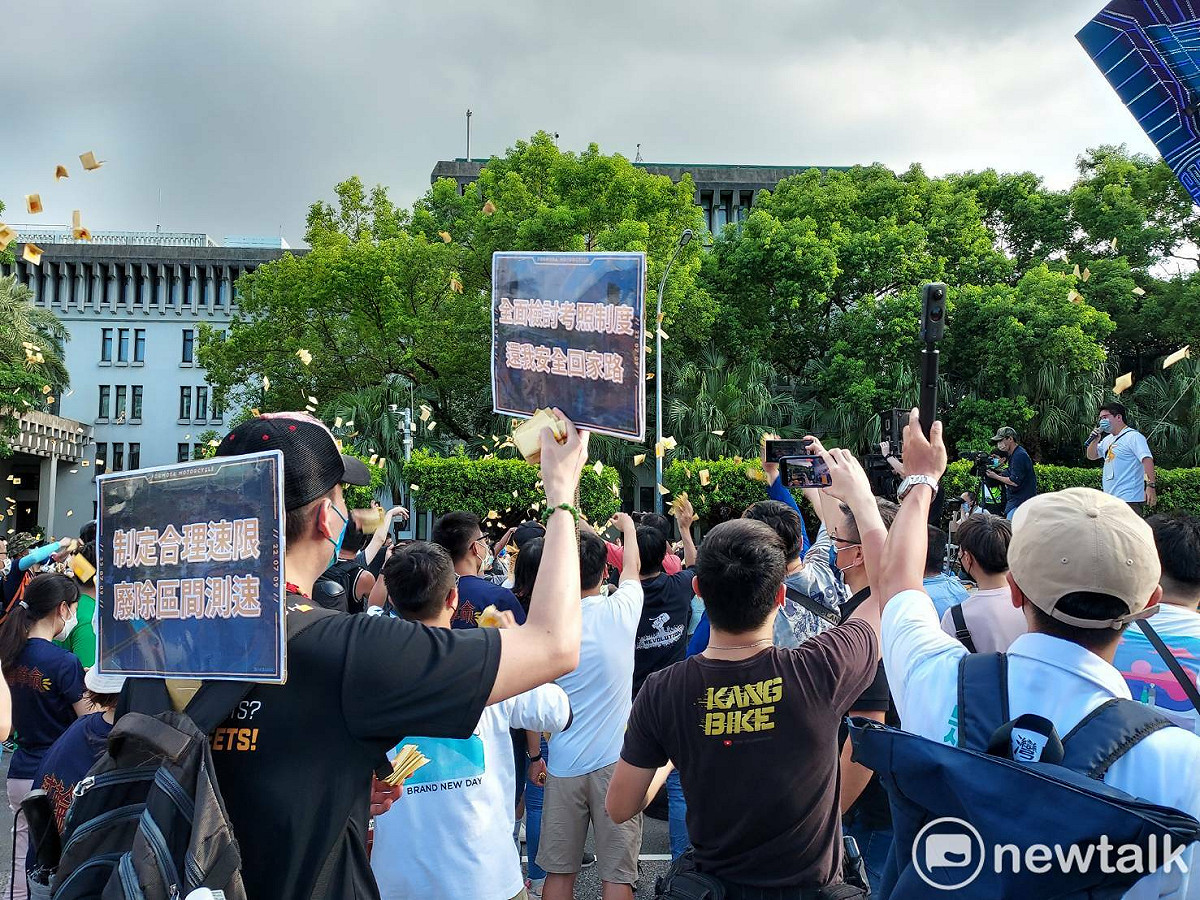 民眾高舉手舉牌，撒冥紙喊出訴求。 圖：陳佩君/攝