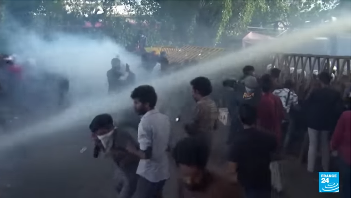 斯里蘭卡的民眾上街示威，在總統官邸前遭受警方的催淚瓦斯與水炮車攻擊，但仍無法鎮壓抗爭者。 圖：擷自Youtube FRANCE 24 English