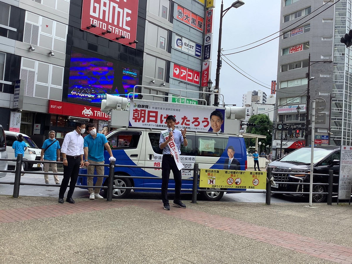自民黨候選人如體育選手出身的朝日健太郎是鐵定當選，或許超乎尋常地高票當選。