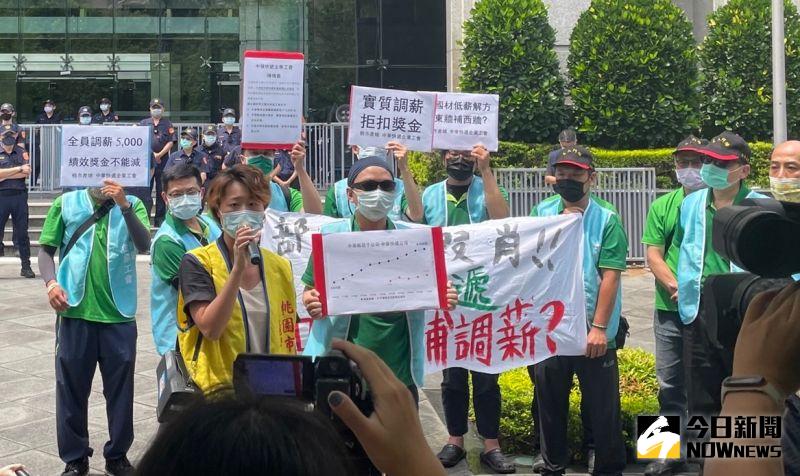 中華快遞決定在下週一（11日）發起第二波全台總罷工，預估全台將有700到800家銀行受影響。（資料照片） 圖：nownews黃仁杰/攝