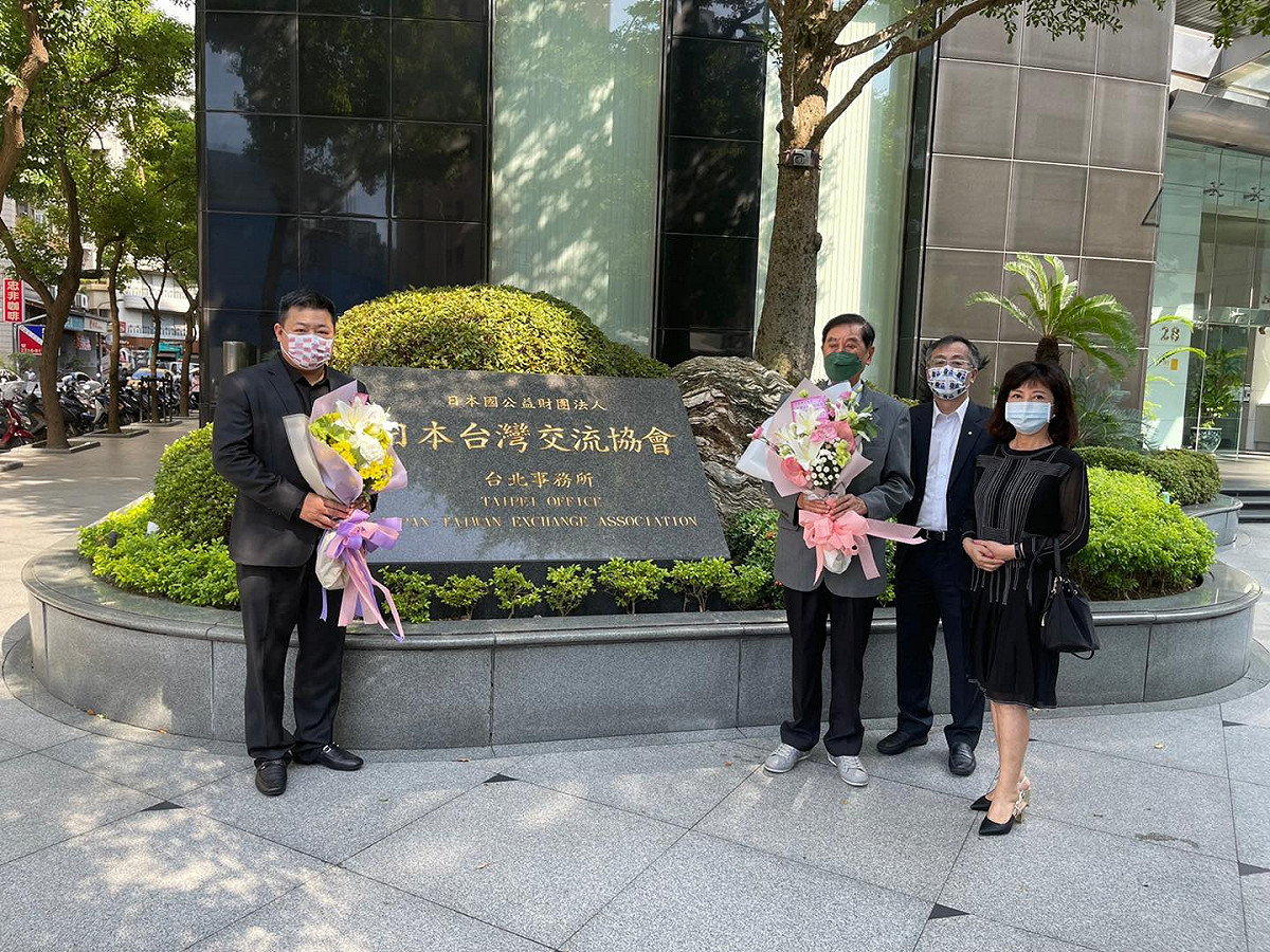台灣安倍之友會會長陳唐山(右3)及日台交流協會代表泉裕泰(右2)，赴日台交流協會弔唁。 圖:翻攝自矢板明夫臉書