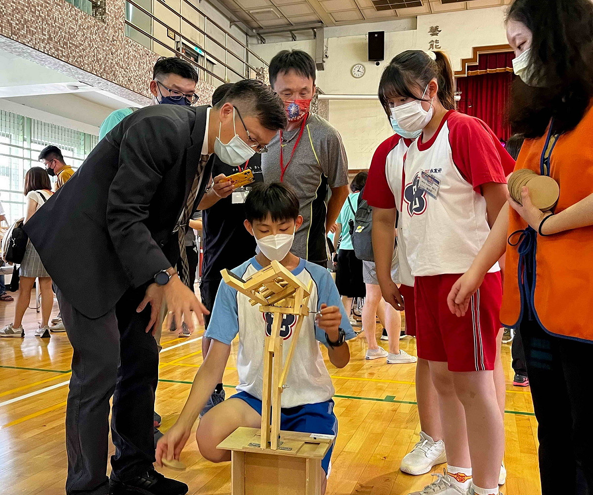 全國生活科技競賽以「防疫大作戰2.0」為考題，運用電與控制相關裝置，完成防疫物資運送及發放任務。 圖：新北市教育局提供