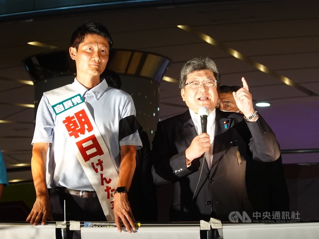 日本參議院選舉10日投開票，前首相安倍晉三8日在奈良為自民黨候選人助選時遭槍擊身亡，9日多位自民黨政治人物在東京一場造勢晚會上手臂戴黑紗或黑絲帶表達哀思。 圖/中央社