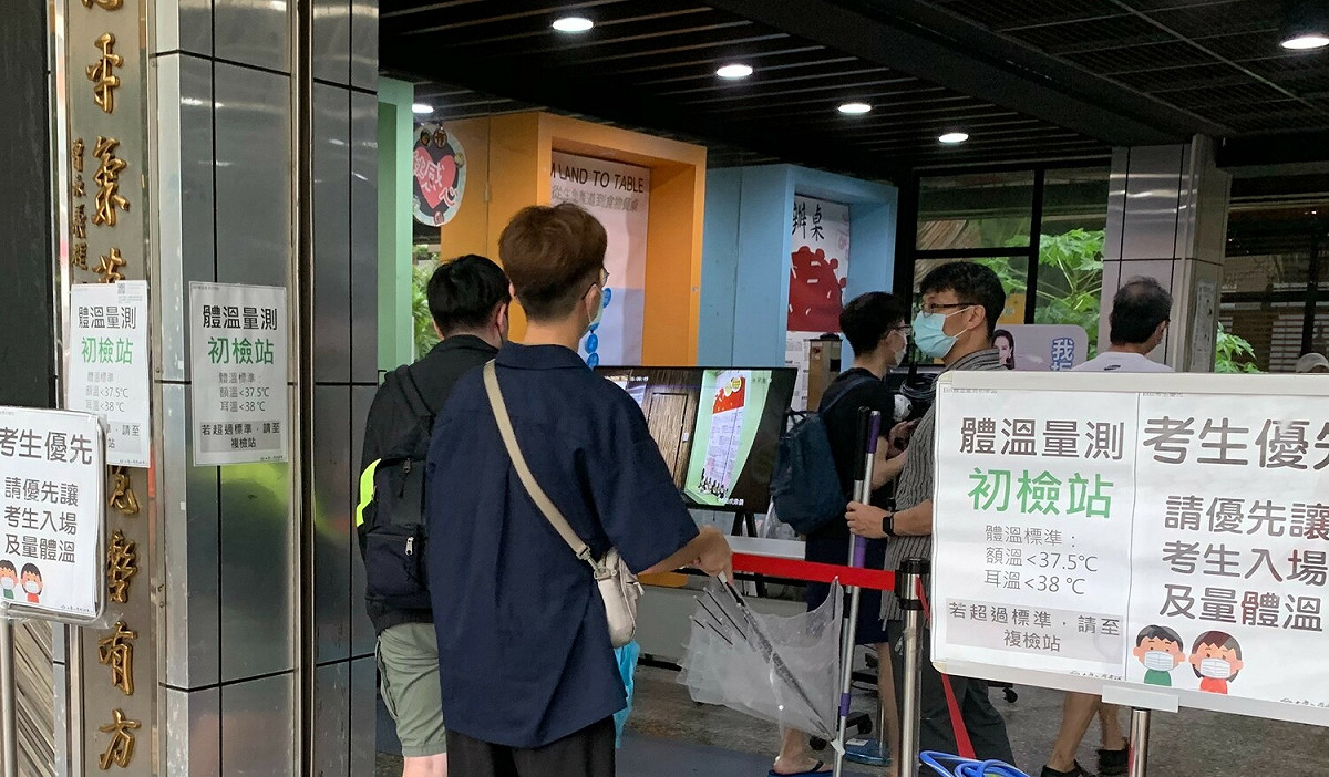 大學分科測驗考前於上午7時30分開始量測體溫。 圖：新北市教育局 / 提供 （資料照）