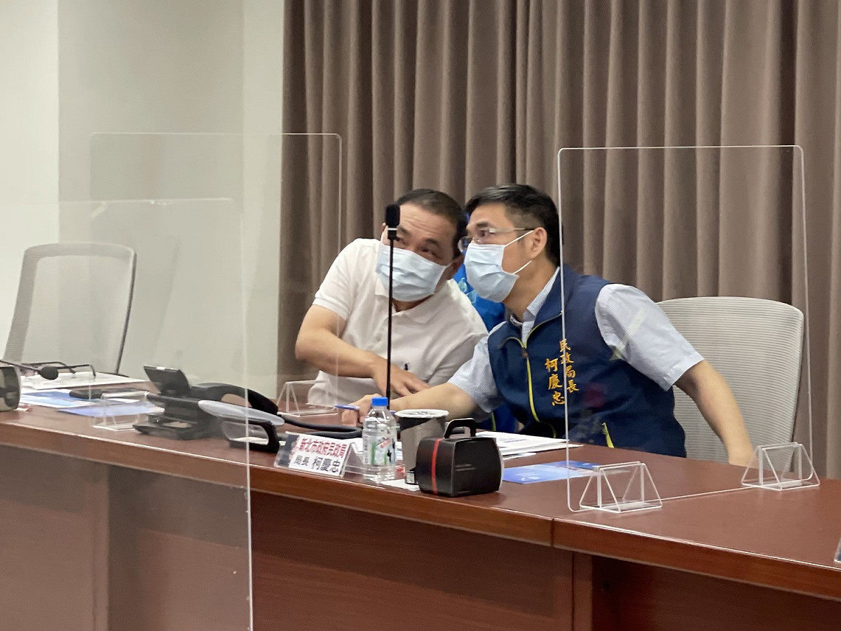 侯友宜、民政局長柯慶忠(右)對地方議題意見交換。 圖：新北市民政局提供