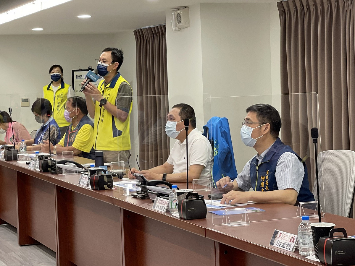 侯友宜、民政局長柯慶忠(右)等市府團隊，認真聽取地方意見。 圖：新北市民政局提供