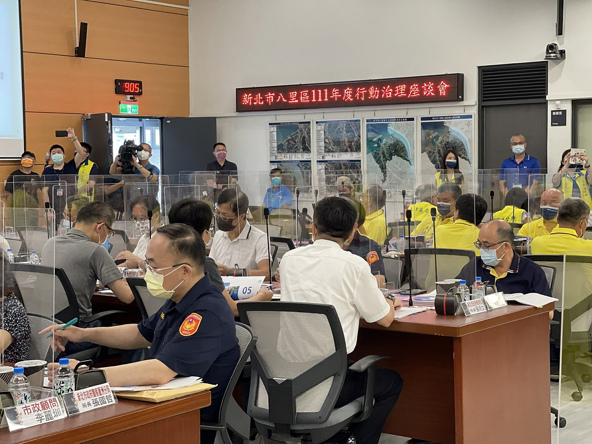 市府各局處首長認真聽取、記錄地方意見。 圖：新北市民政局提供