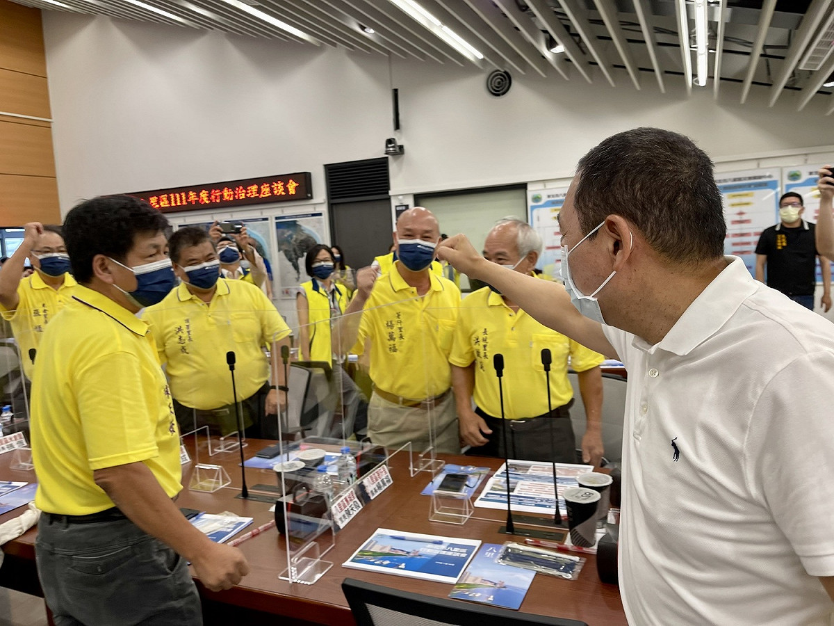 侯友宜今天上午率市府團隊至八里區公所與里長們座談，與里長們打招呼。 圖：新北市民政局提供