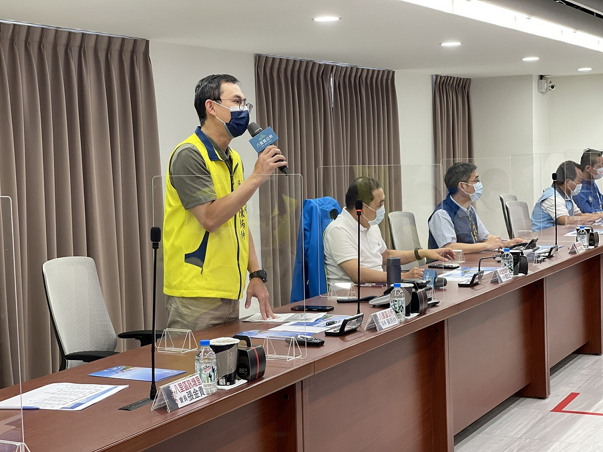 八里區長陳炳仲提出說明。 圖：新北市民政局提供