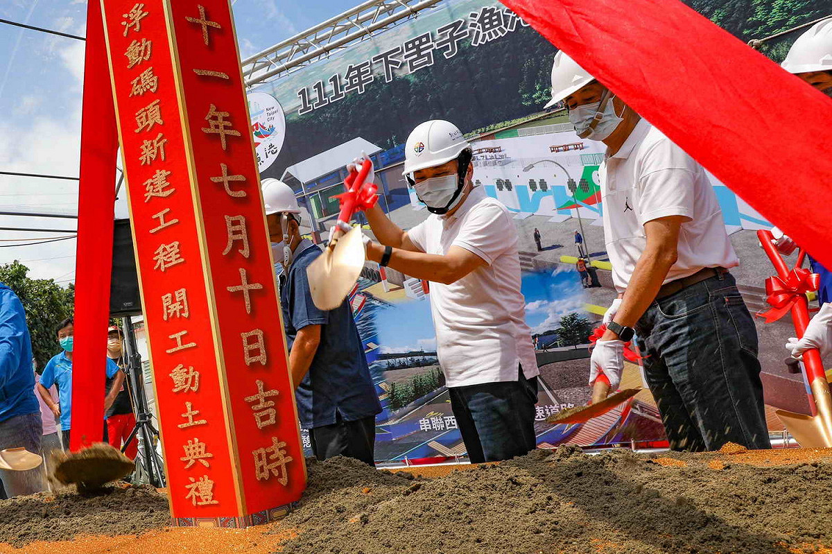 市長侯友宜及與會貴賓動土合影。 圖：新北市漁業處提供