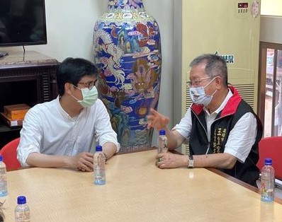 挺韓的玉皇宮主委許文良(右)改支持陳其邁。 圖：孫家銘翻攝