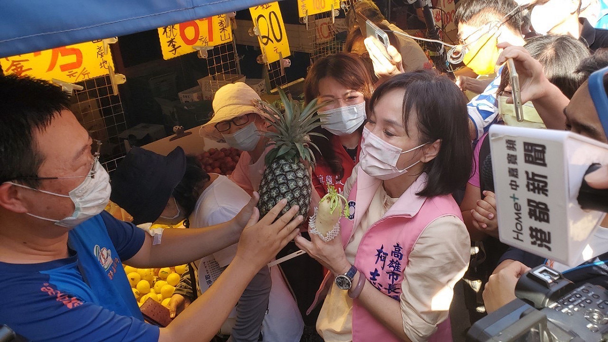 柯志恩(右)獲內惟市場攤販贈送鳳梨。 圖：柯志恩團隊提供