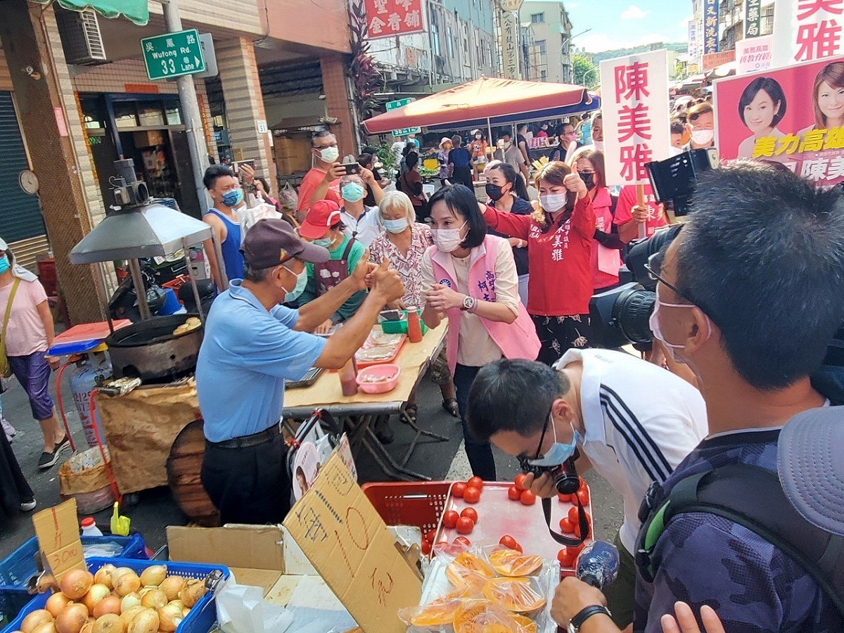 柯志恩(中)走入市場與民眾搏感情。 圖：柯志恩團隊提供